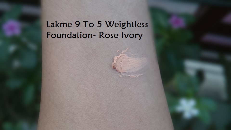 lakme-9-to-5-weightless-foundation-swatch-1