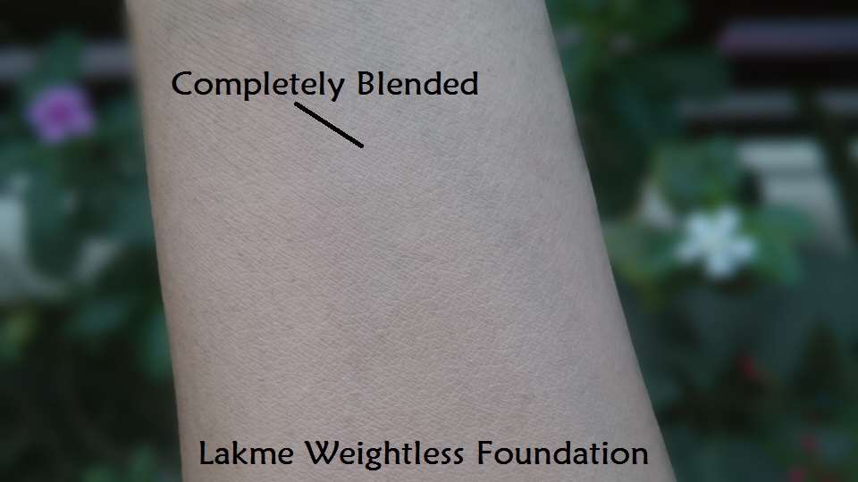lakme-9-to-5-weightless-foundation-swatch2