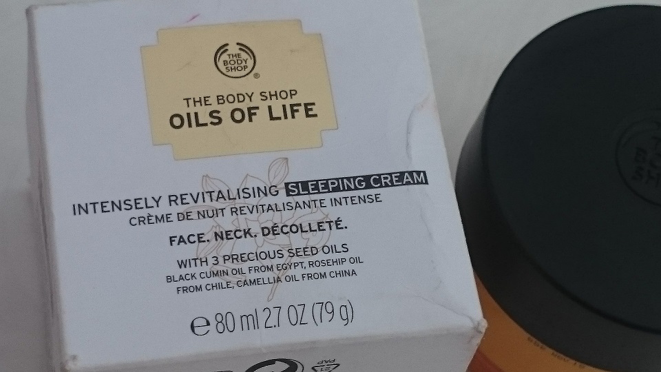 the-body-shop-oils-of-life-revitalising-sleeping-cream-6