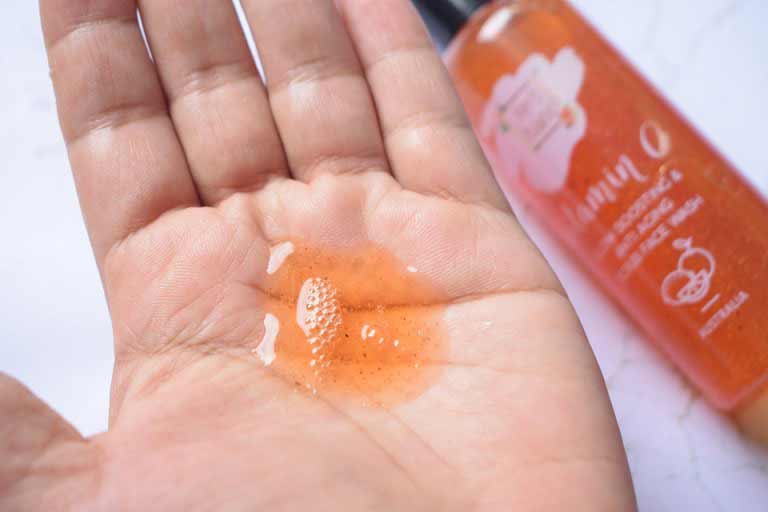 Herb Island Vitamin C Glow Boosting Anti Ageing Scrub Face Wash Texture